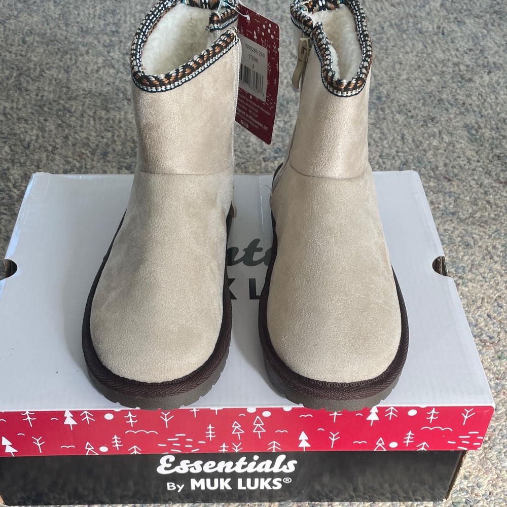 New with tags, new in box.  Muk luks size 6.  Color is stone